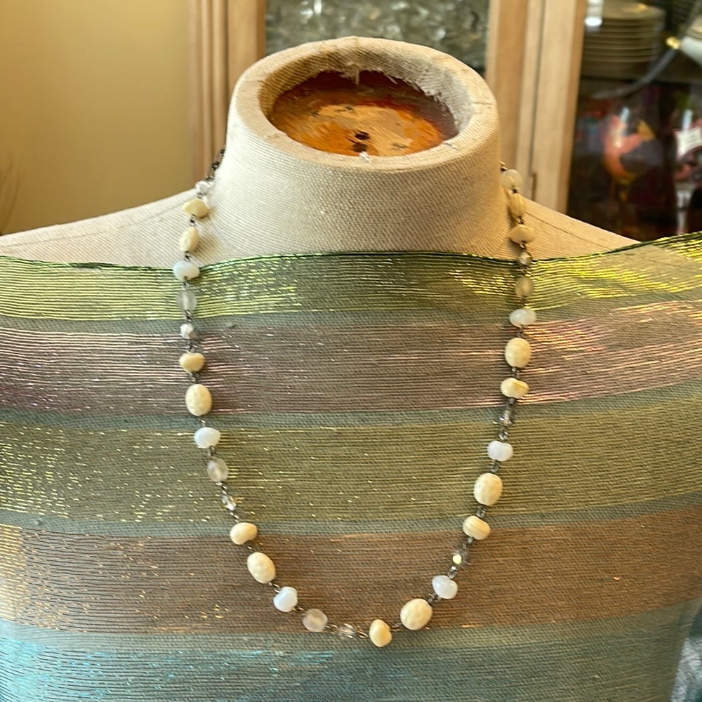 🌺 Fun, Feminine & Flirty Neutral Color Beaded 11” Drop Necklace Just for You!